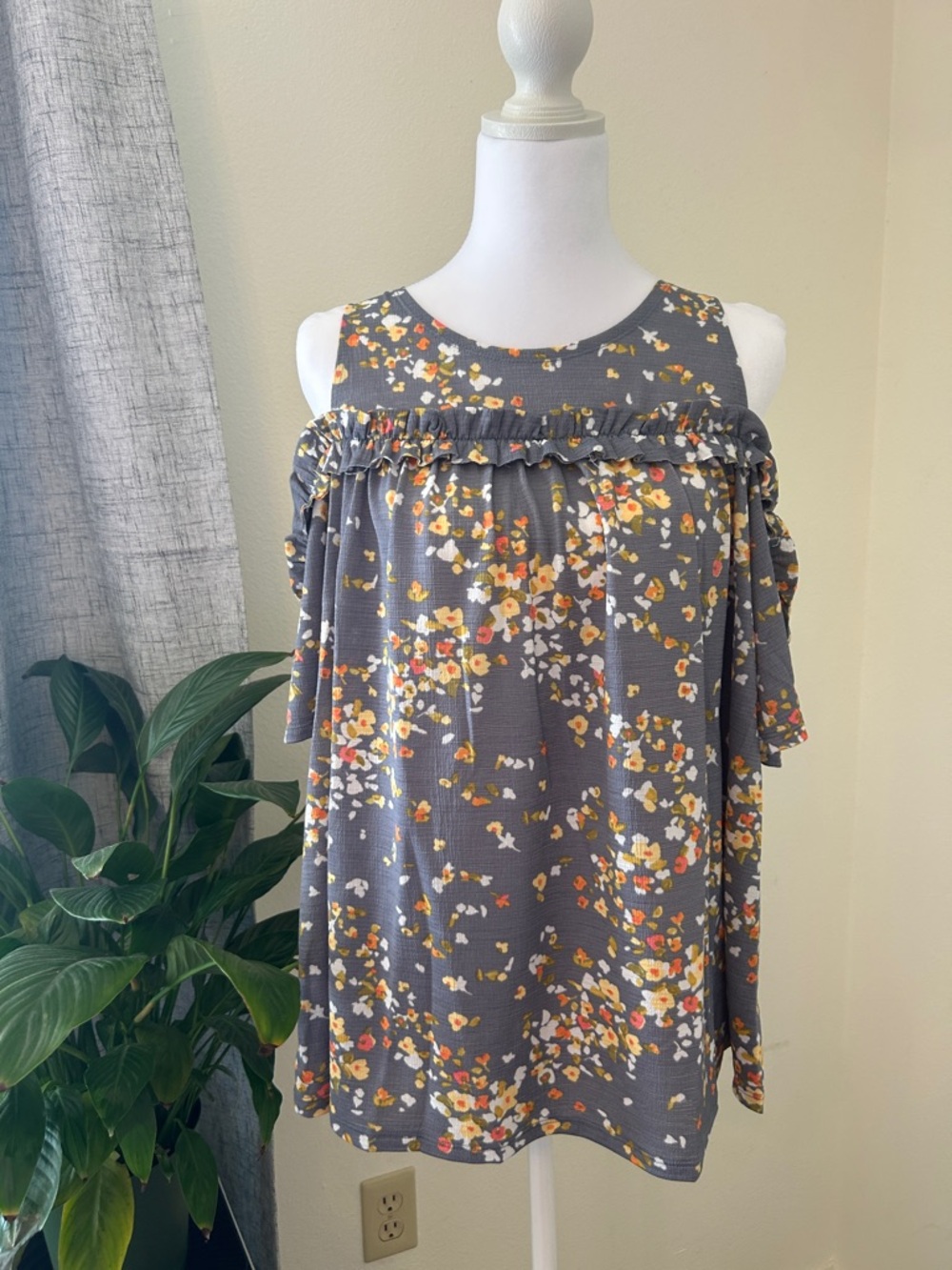 LC Lauren Conrad Gray Floral Cold-Shoulder Ruffle Top